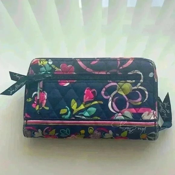 Vera Bradley turn lock front quilted large wallet - Picture 2 of 9